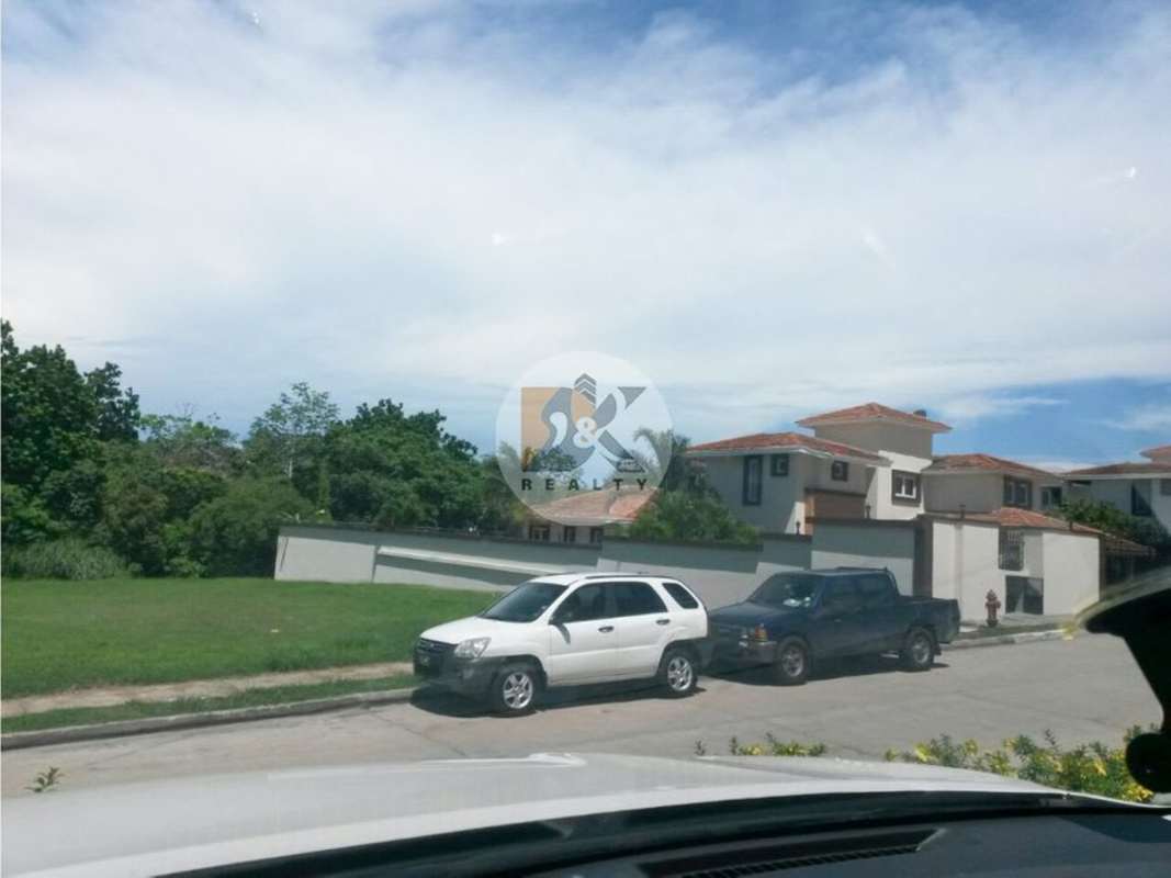Street view of neighborhood near commercial vacant land in Clayton Panama with homes and green landscaping