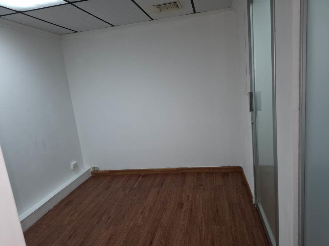 Empty commercial office with wooden flooring and partitions in Villa de las Fuentes Panama