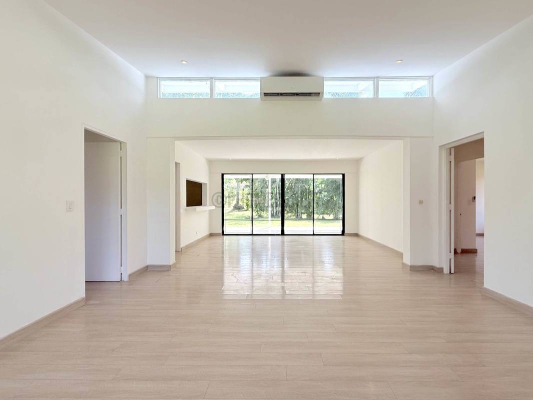 Spacious 3BR House with Terrace & Garden in Clayton Cardenas