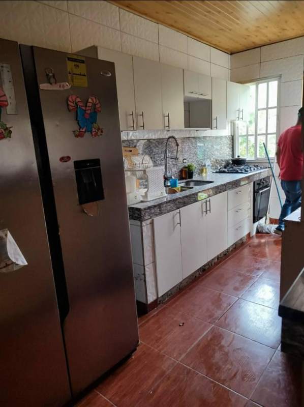 Granite countertop kitchen with window, tiled backsplash in Santa Cruz Pedregal Panama