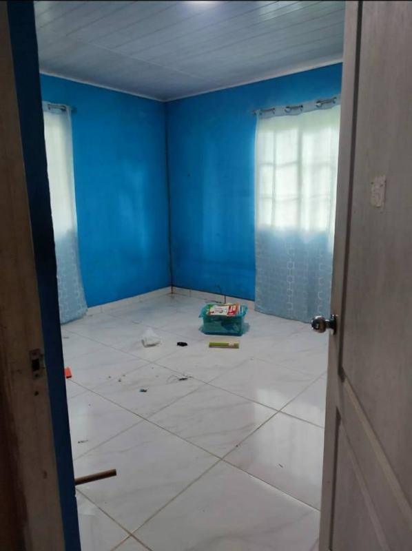 Vacant bedroom with blue walls, tile floor, windows in Santa Cruz Pedregal Panama