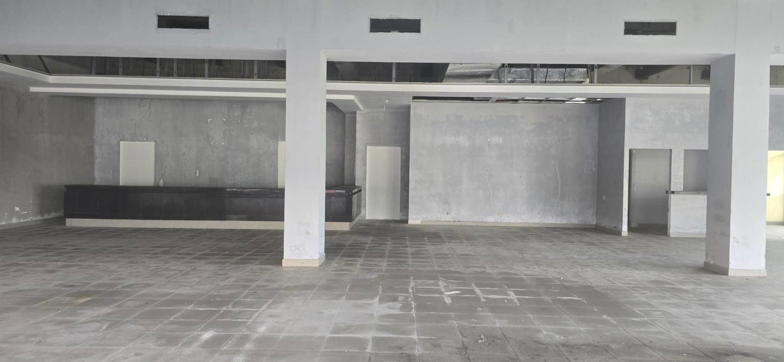 Investor Income Plaza Condado del Rey 2000m2 13 Stores 11 Offices