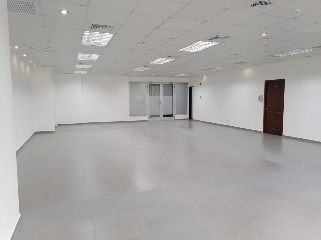 Spacious reception and open office layout with tile flooring in PH Office One Panama