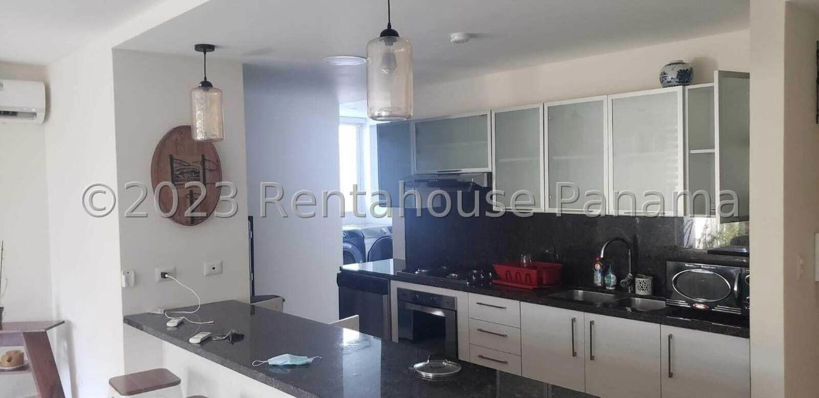 Bedroom with built-in closet and large windows in PH Garden City Clayton Panama