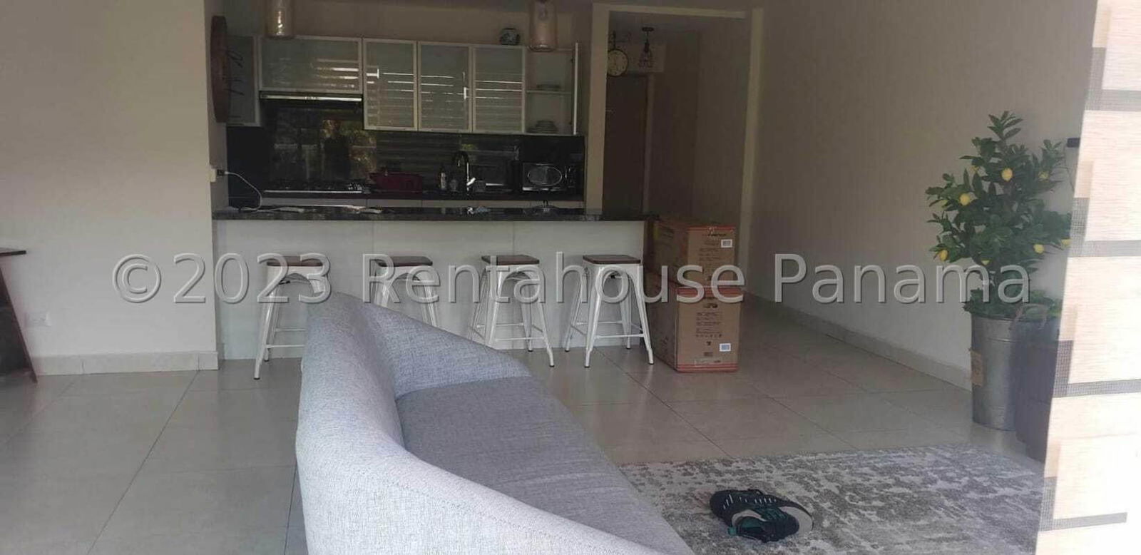 Contemporary kitchen with granite countertops, white cabinets, breakfast bar PH Garden City Clayton Panama