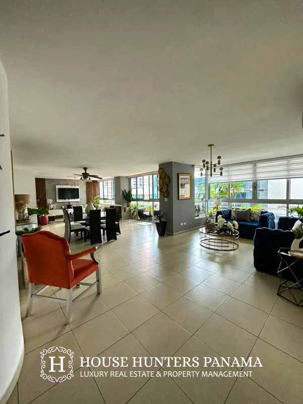 Modern dining area with city views and tile floors in PH Sol Marina Marbella Panama apartment for sale