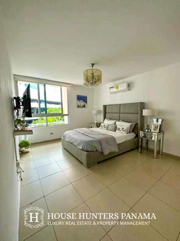 Guest bedroom with large window and AC in PH Sol Marina Marbella Panama apartment