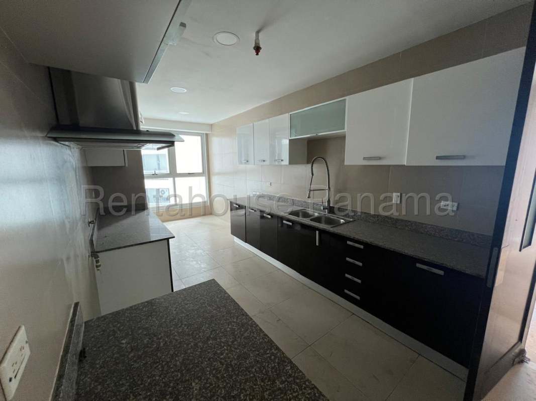Kitchen with granite countertops, modern cabinets in PH Ocean Club Punta Pacifica Panama