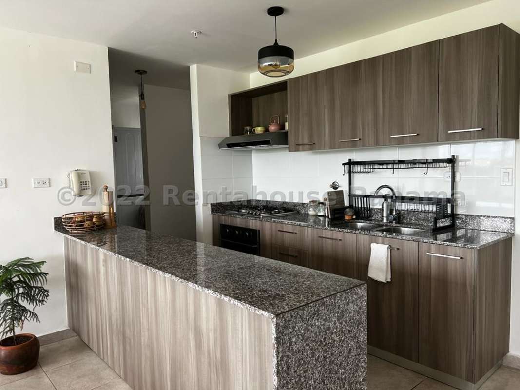 Bright bedroom with closet and natural light PH Brisas del Golf