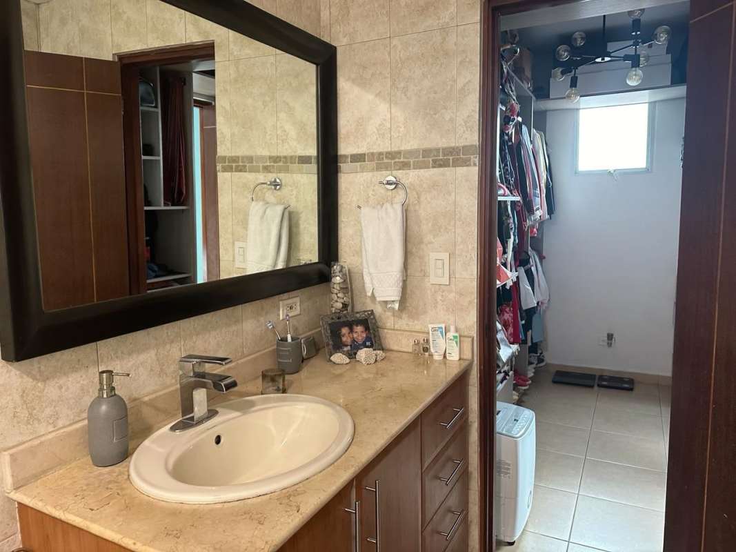 Large master bedroom walk-in closet ceramic floor PH Riverside Coco del Mar Panama for sale