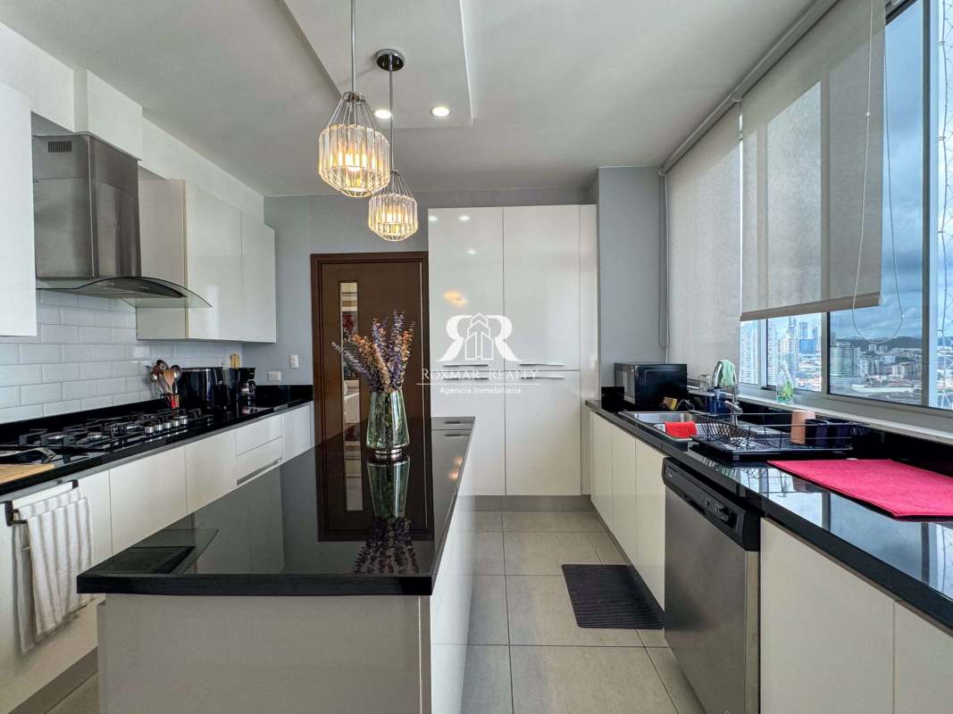 Rooftop pool area with skyline views at PH Jade Tower in San Francisco Panama City