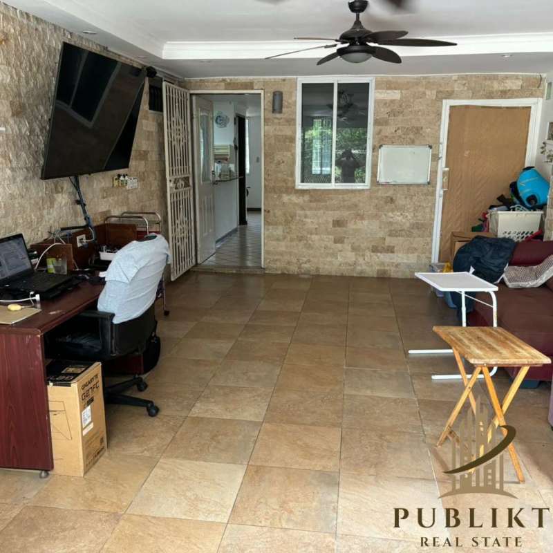 Bedroom with tiled floors, air conditioning, wood closet in Condado del Rey family house Panama