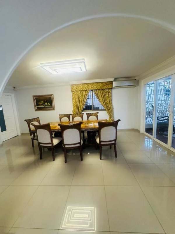 Furnished living room with sofa set, large window and decor in Residencial Evelyn Panama City