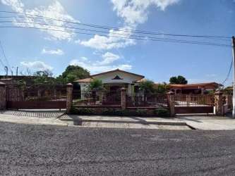 Large combined living dining area with tile floors, ceiling details in Penonomé