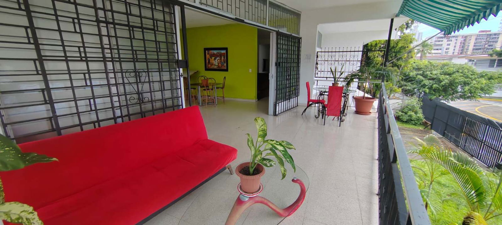 Spacious traditional kitchen with large windows, dual sink, cabinetry in El Carmen Panama home