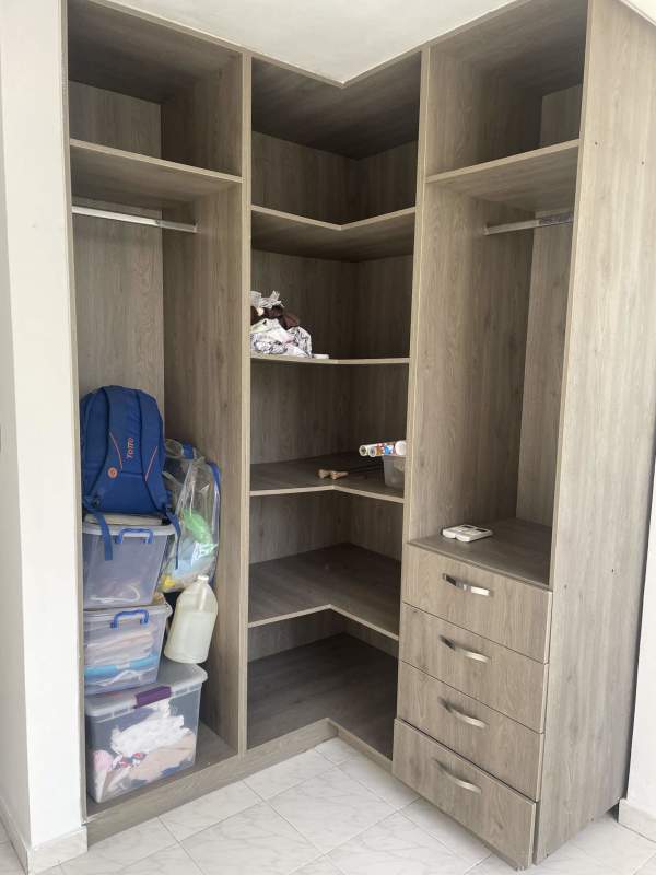 Corner walk-in closet with built-in shelves PH Plaza Bella Vista Panama