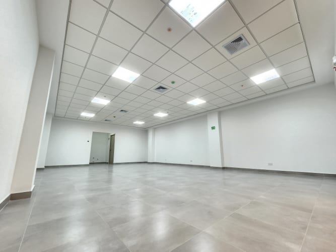 Spacious empty corporate office floor with tile floors and lighting in PH Torre SL55 Panama