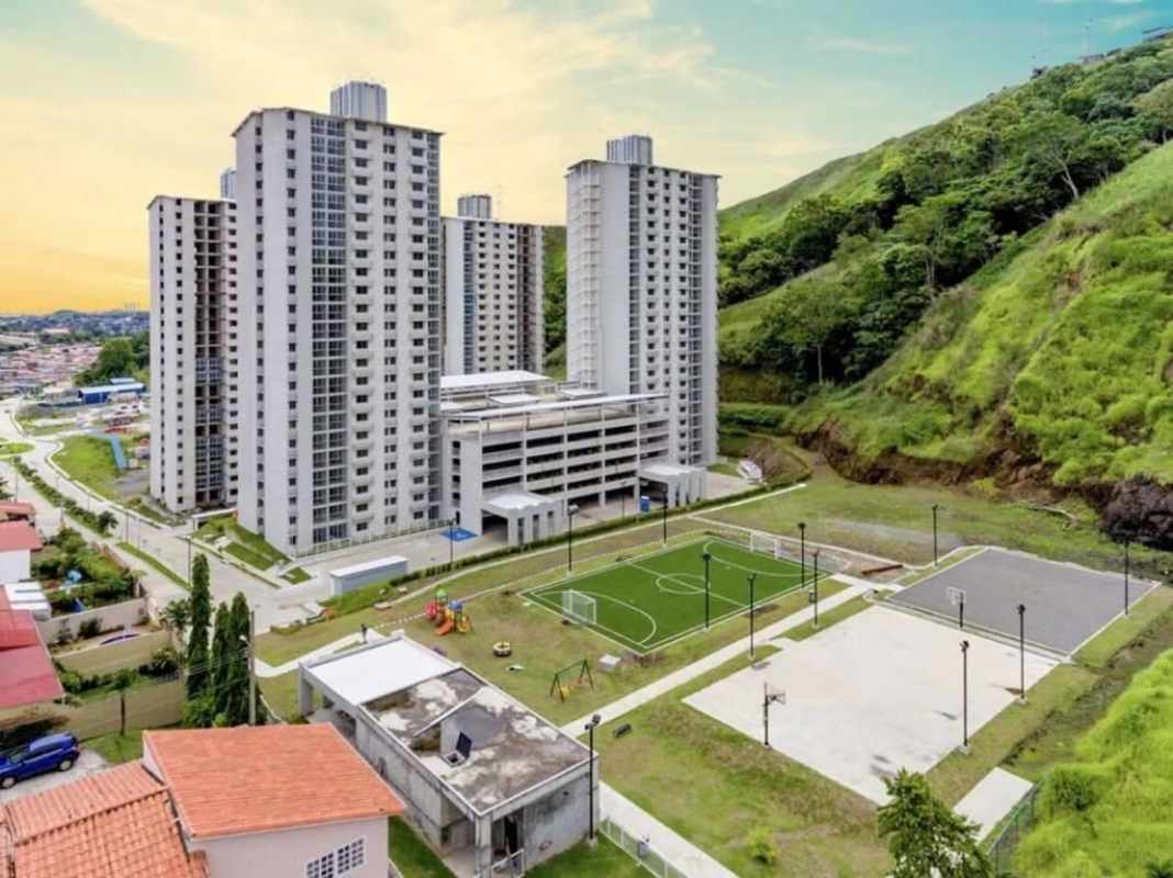 Bright living dining with red futon, wall-mounted TV, large window PH Bella Natura Los Andes Panama