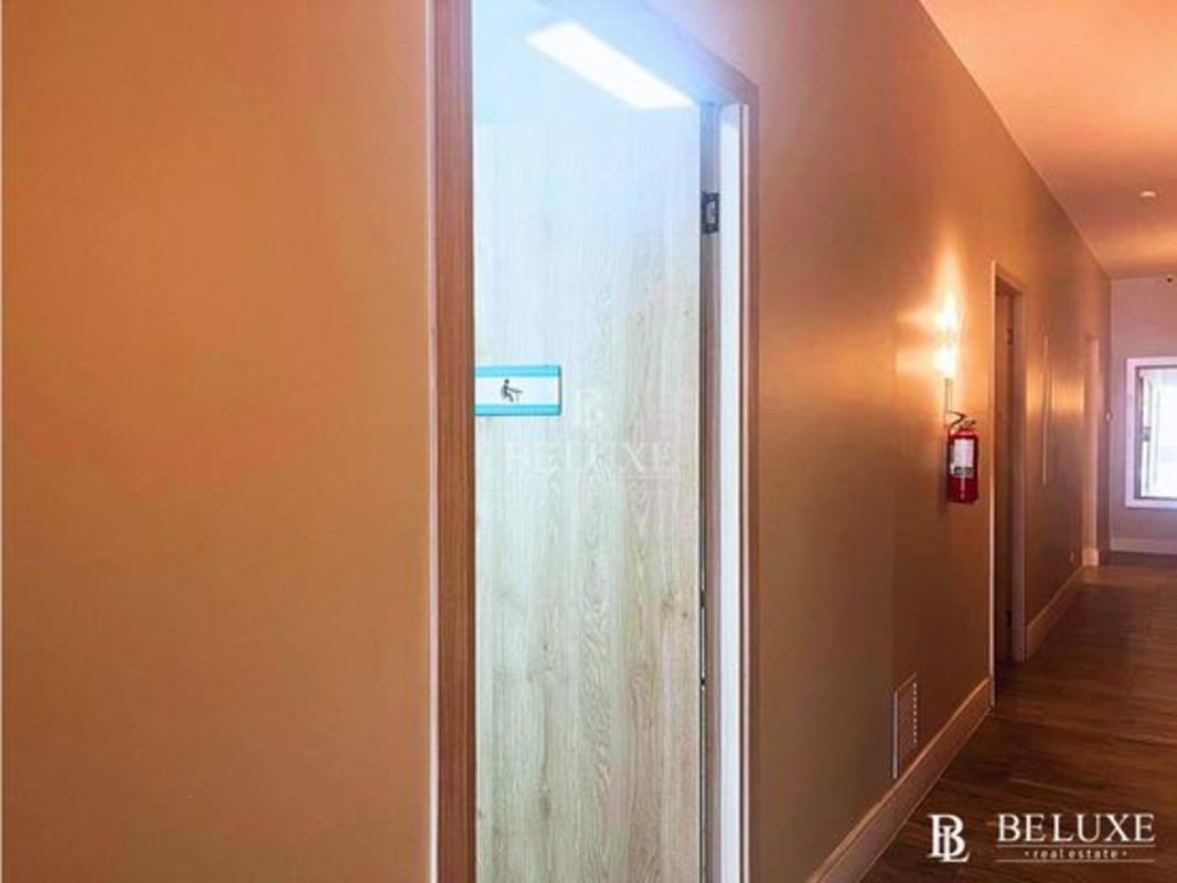 Vaulted ceiling with recessed modern lighting in commercial rental space Panama