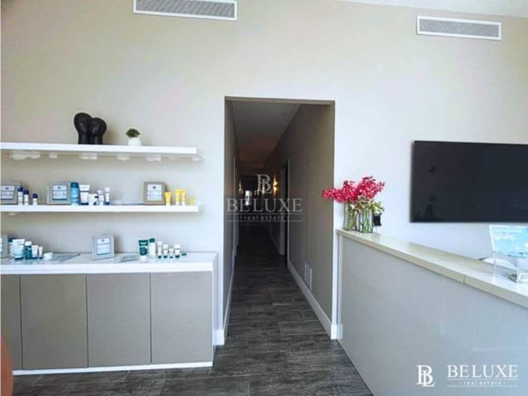 Spacious commercial unit with shelving, reception counter and neutral décor in San Francisco Panama