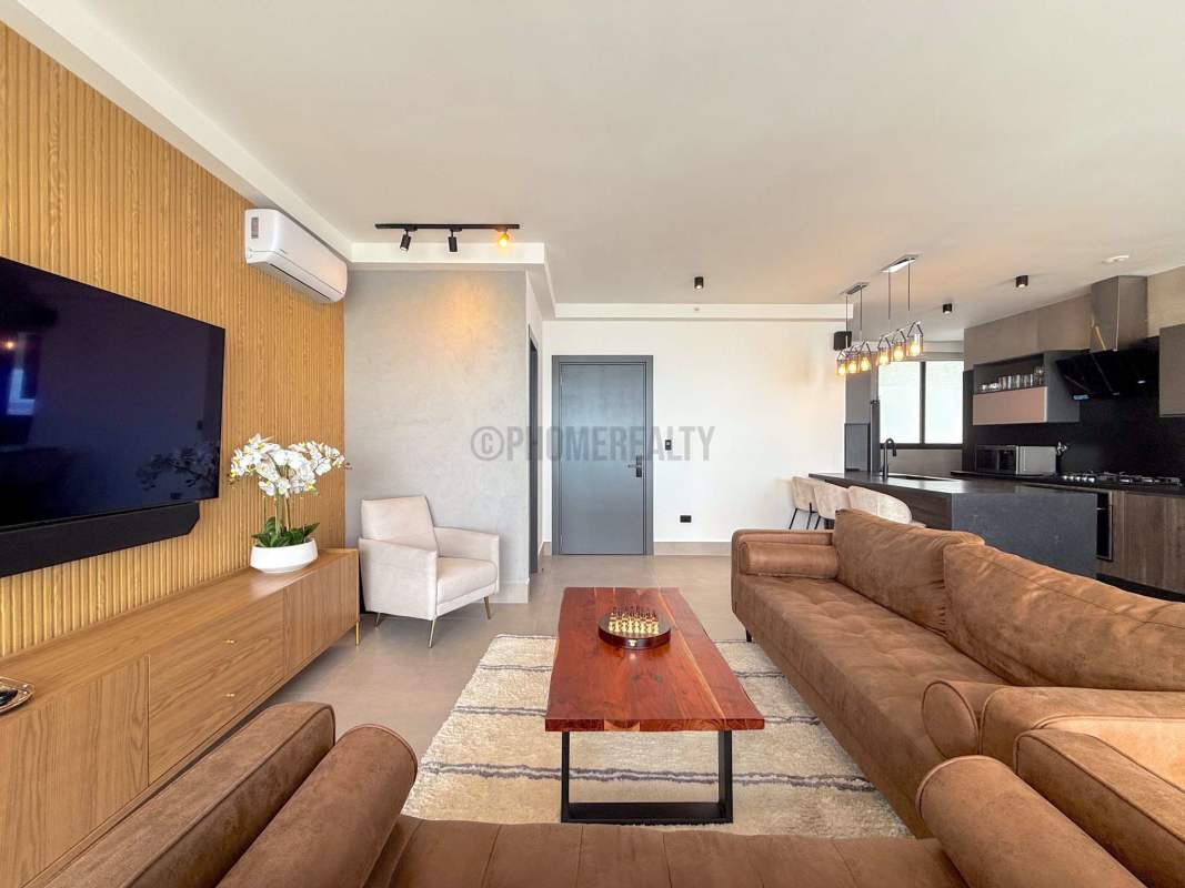 Contemporary kitchen with quartz countertops, quality cabinetry, appliances PH Coco del Mar Panama