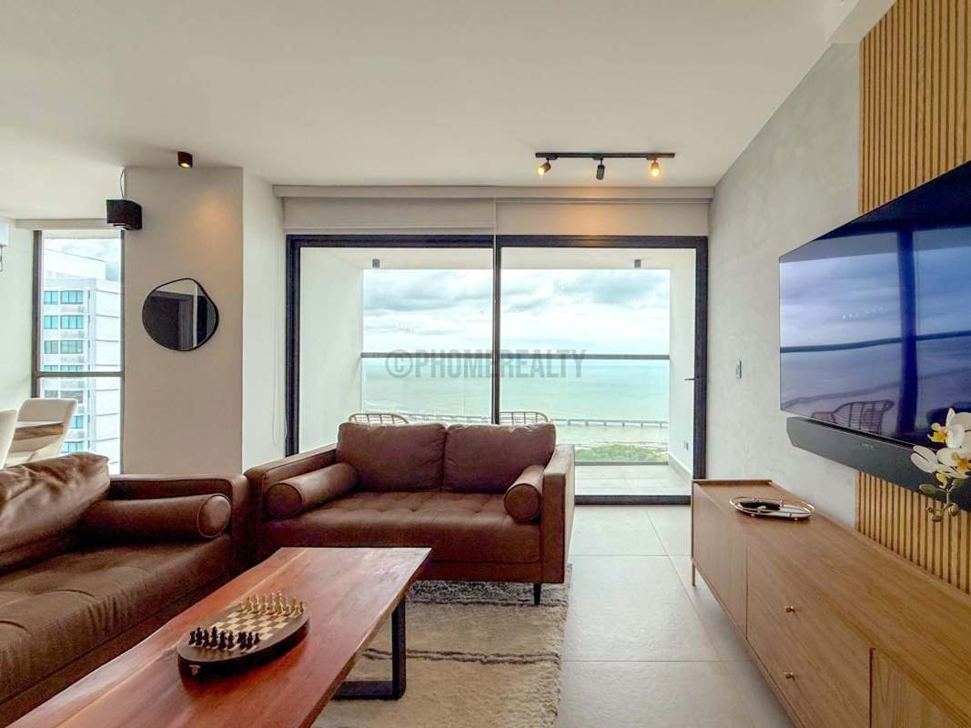 Large master bedroom ocean views, ensuite bathroom, built-in closet PH Coco del Mar Panama