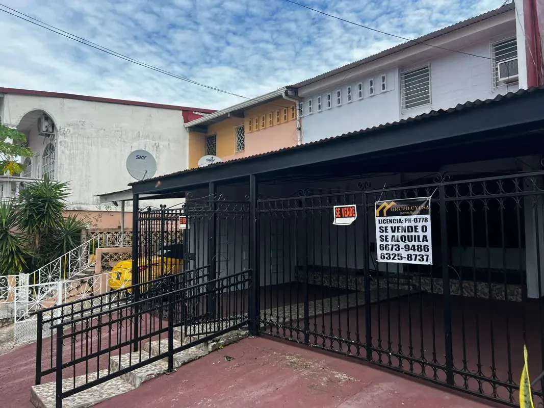 Bedroom with two single beds, window air conditioner, white ceiling, and tile floors in La Loceria Panama