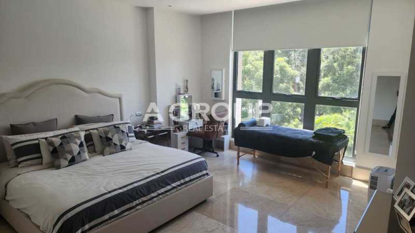 Luxury master bedroom floor-to-ceiling windows, marble floors PH Valery Point Santa María Panama