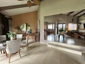Open dining room with garden view and vaulted ceiling Los Molinos Boquete