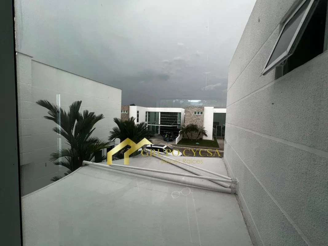 Large master bedroom with walk-in closet, AC, and ceiling fan in PH Costa Esmeralda Costa Sur Panama