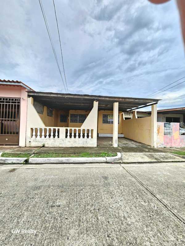 Single-story home with covered front porch and driveway Santa Monica Las Mañanitas Panama