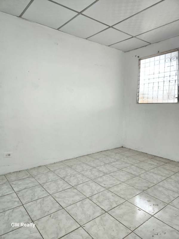 Empty room with ceramic tiles, barred window Santa Monica Las Mañanitas Panama