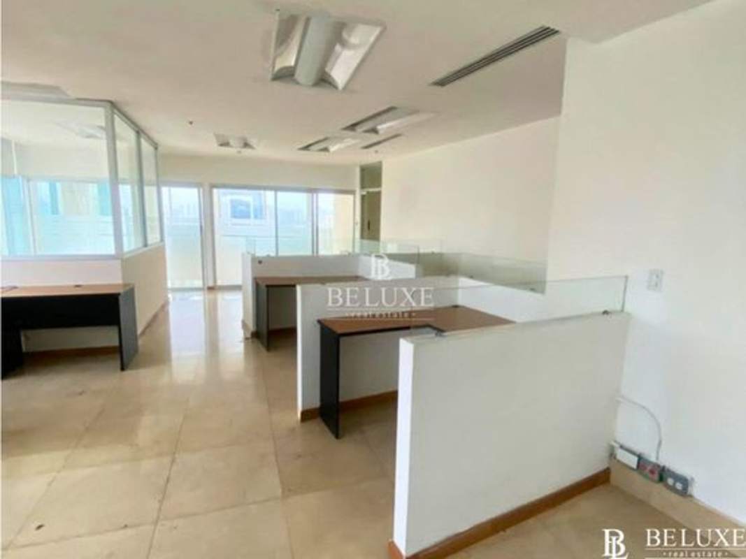 Large open workspace with skyline views in rented office F&F Tower Panama