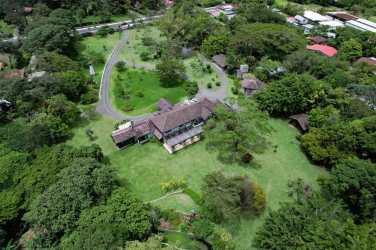 Spacious covered terrace overlooking manicured gardens and mountain backdrop in luxury Valle de Antón estate