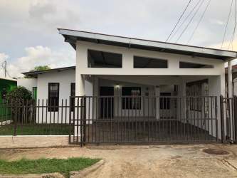 Single-story house with gated driveway, carport and fenced yard in Villas del Campo La Chorrera