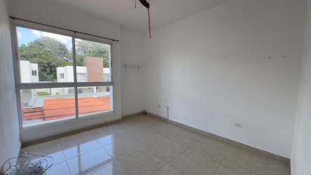 Modern bedroom with large window, tiled floor, and natural light in residential house Arraiján
