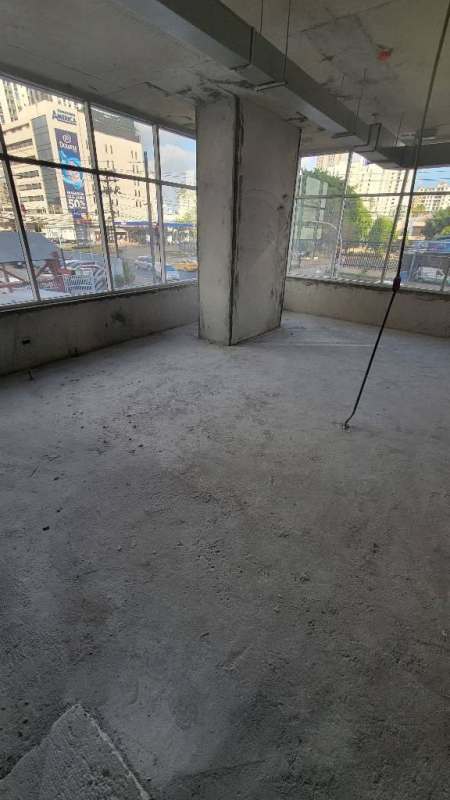 Corner unfinished open office space with windows for rent in PH Park Square Panama City