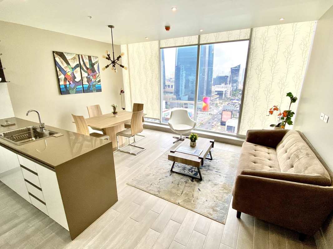 Contemporary kitchen with breakfast bar, porcelain floors PH Azurre Panama