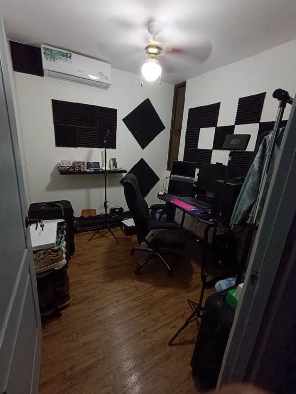 Gray-tone bedroom with AC unit, ceiling fan and blackout curtains in PH Hato Pintado Tower Panama City