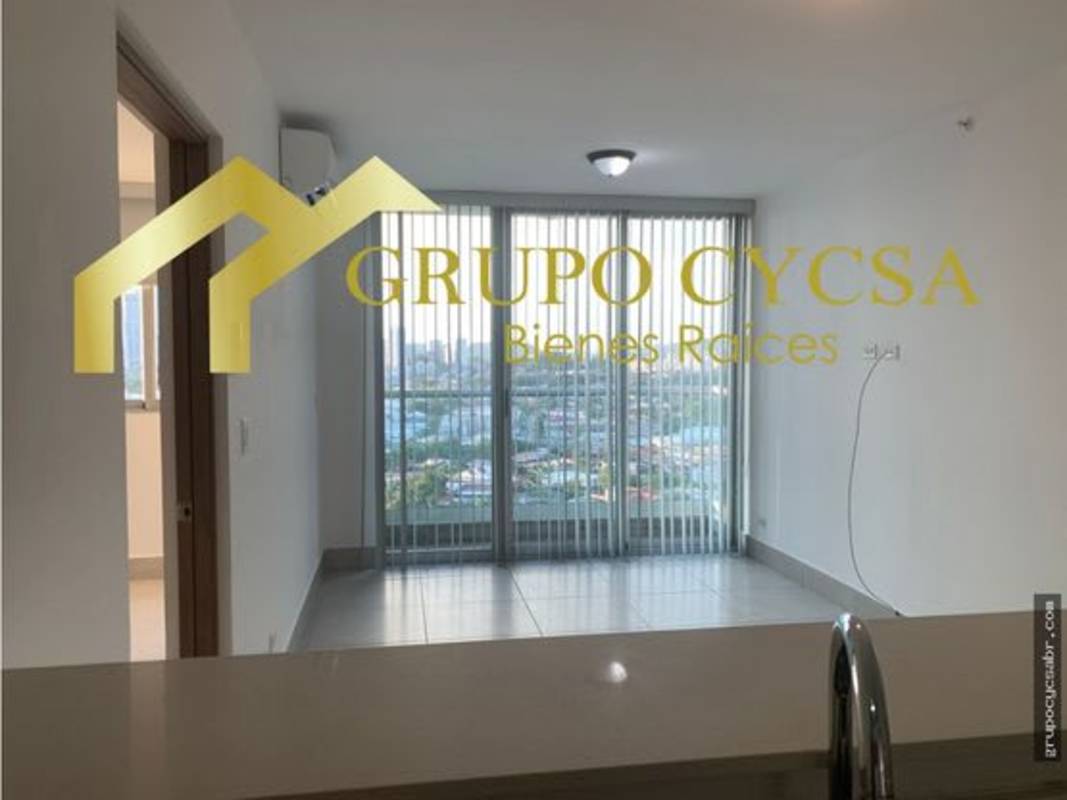 Spacious master bedroom with walk-in closet and AC at PH Vivendi Green Panama