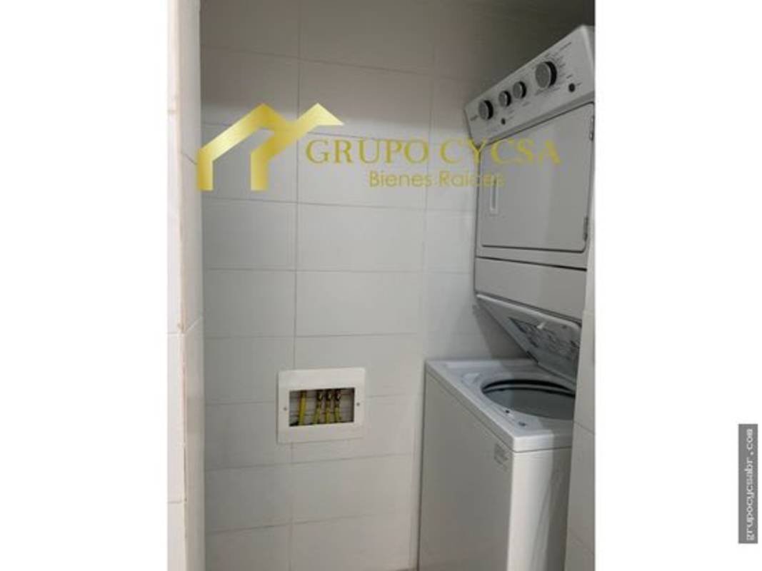 Outdoor swimming pool and lounge area with city backdrop in PH Vivendi Green Panama