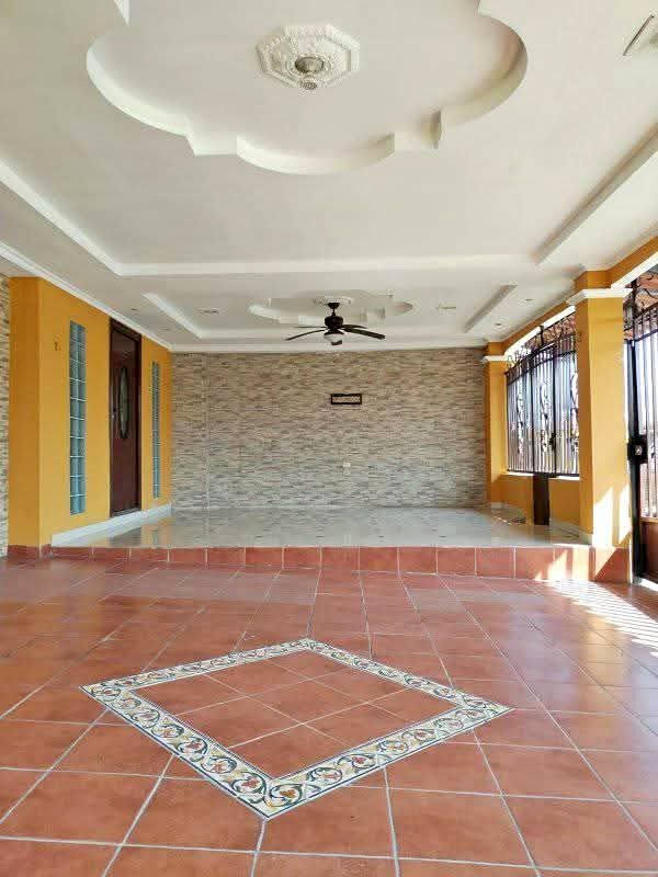 Ceramic-tiled kitchen with corner countertop in Villas de Don Bosco Panama