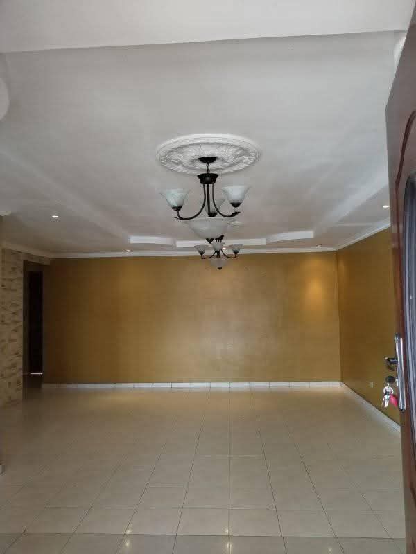 Garage with Mediterranean colors, decorative ceiling, tile floor Don Bosco Panama
