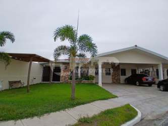 Single-story house with garden, patio and driveway Villa Mila Las Tablas Panama