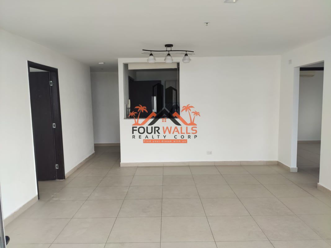 Unfurnished living room with tiled floor, neutral color scheme, and ceiling light fixture in PH Alta Terra San Miguelito