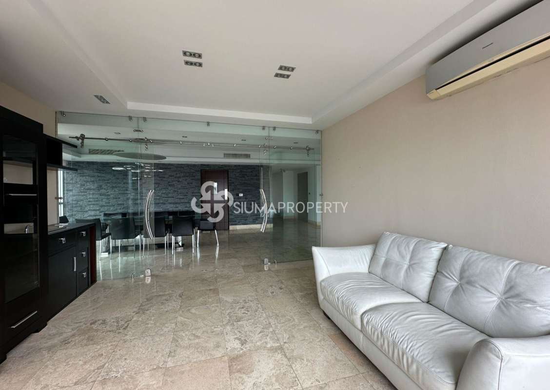 Large bright living area with balcony access and city views in PH Ocean Park Panama