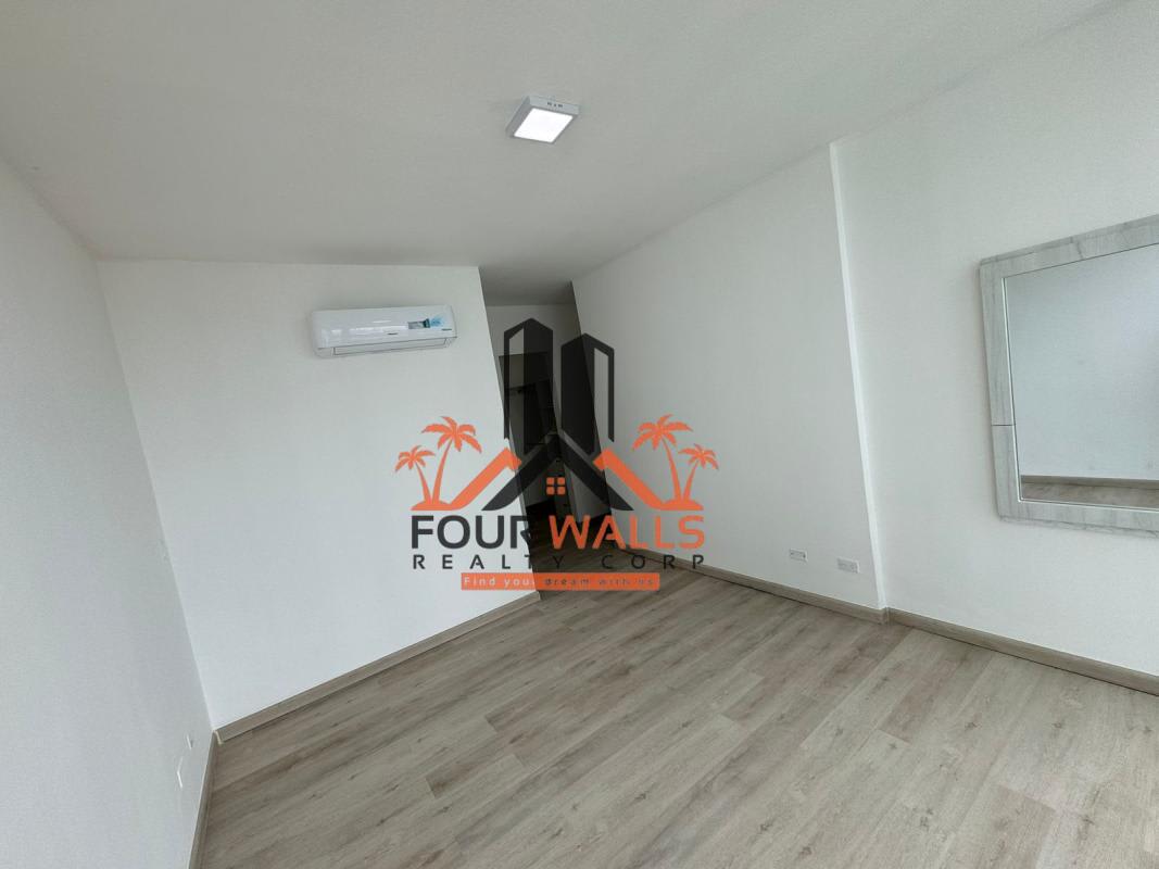 Bedroom featuring large windows, closet, wood floors in PH Cosmopolitan San Francisco Panama