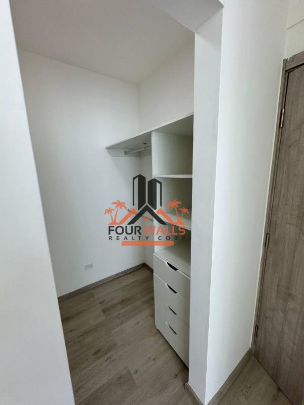 Modern bathroom with marble tiles and glass shower in PH Cosmopolitan San Francisco Panama