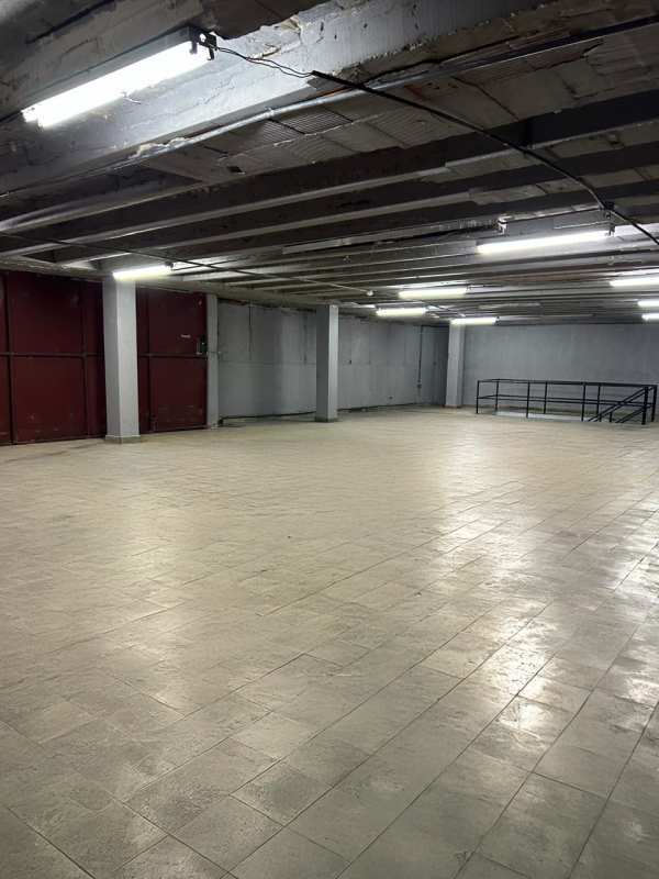 Wide open industrial interior with pillars ideal for storage or light manufacturing Calidonia Panama