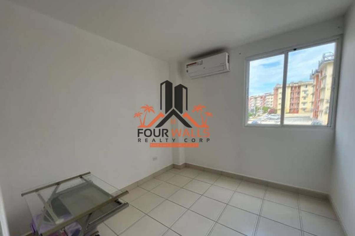 Small room with window, AC and tile floor in PH Villa Lucrecia Villa Lucre Panama